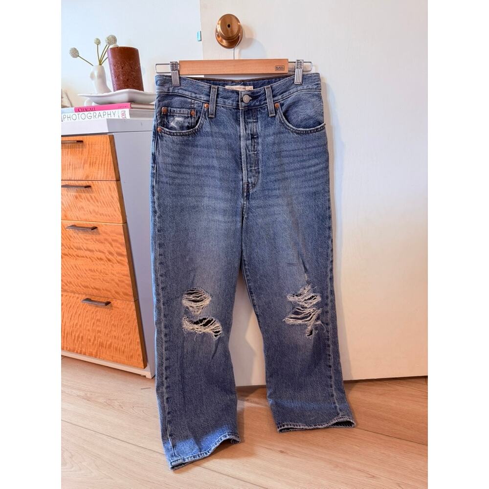 Levi’s Ribcage Straight Ankle Distressed Jeans Medium Wash ✨
